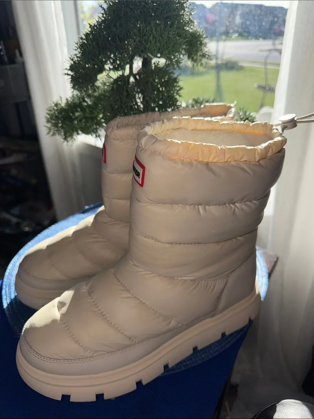 Hunter Women’s Puffer Boots in Cream
